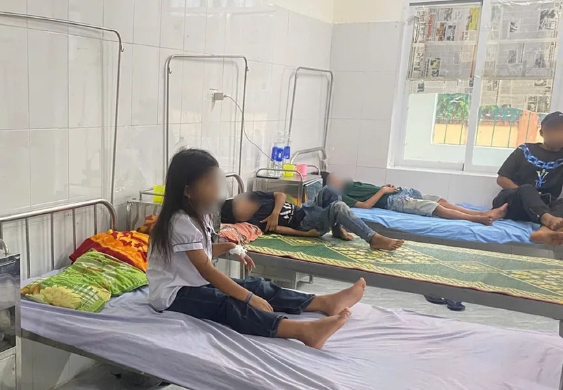 40 em học sinh nghi ngộ độc cấp cứu sau khi nhập viện cấp cứu, sức khỏe đã cơ bản ổn định. Ảnh: PLO