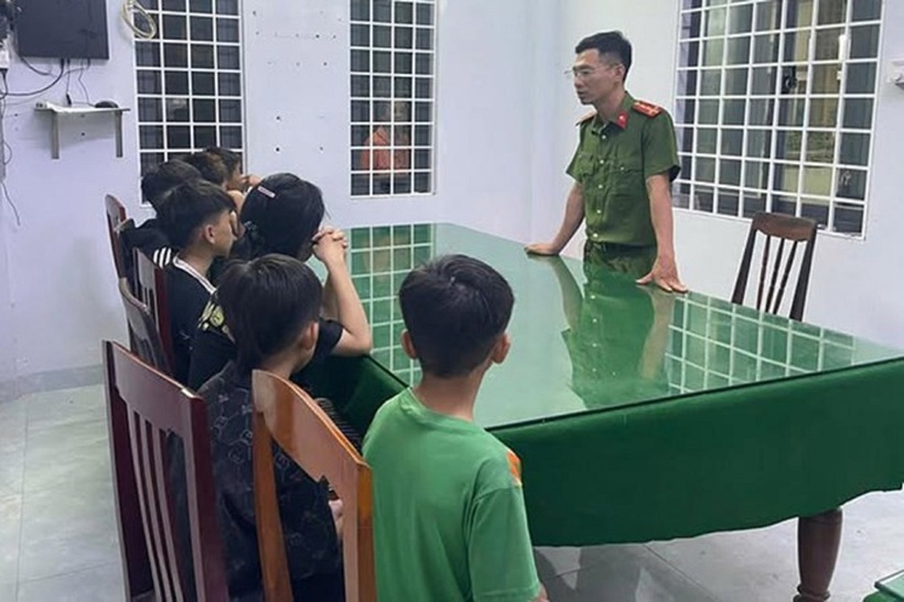 Công an phường Quy Nhơn Đồng (Gia Lai) làm việc với nhóm thiếu niên gây ra hàng loạt vụ trộm xe máy. Ảnh: Báo Quảng Ninh