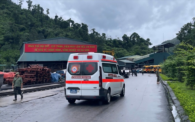 Các lực lượng cứu hộ, xe có mặt tại hiện trường đưa người bị tai nạn đi cấp cứu. Ảnh: báo Dân Tộc