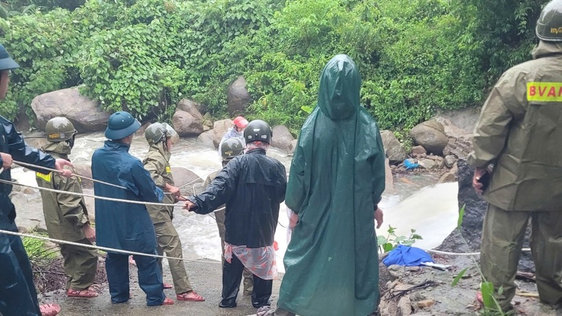 Do nước chảy xiết nên lực lượng chức năng khó khăn trong việc tiếp cận. Ảnh: Báo Tiền phong.