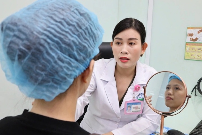 Bác sĩ Hiền tư vấn cho bệnh nhân. Ảnh: Tuổi Trẻ.