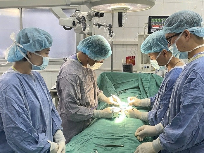 Ê kíp bác sĩ phẫu thuật điều trị liệt dương cho người bệnh. Ảnh: Người Lao Động.