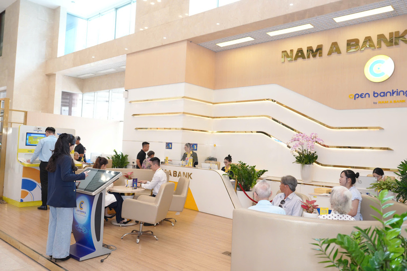 Khách hàng trải nghiệm không gian giao dịch hiện đại tại Nam A Bank