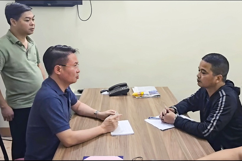 Thiếu tướng Nguyễn Minh Tuấn (trái) trực tiếp lấy lời khai nghi phạm. Ảnh: Vietnamnet.