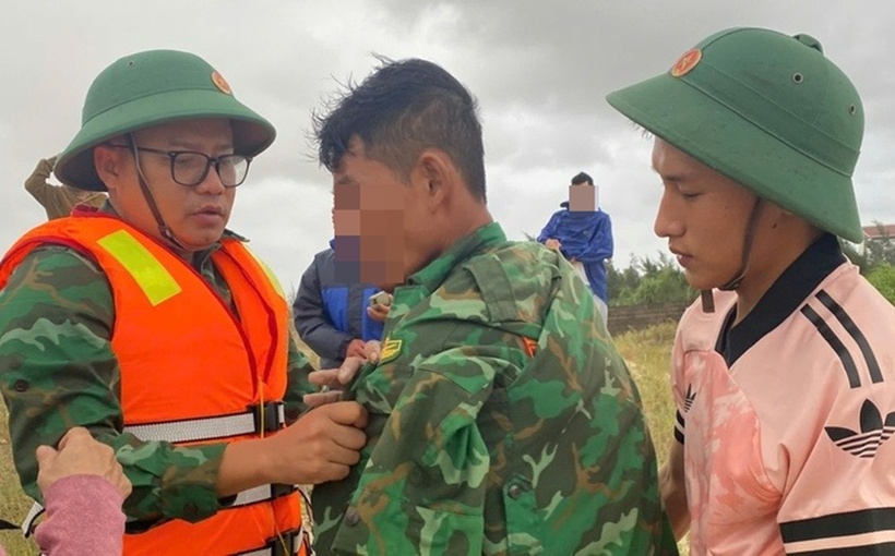 Thuyền viên gặp nạn được lực lượng chức năng hỗ trợ. Ảnh: Báo Người lao động.