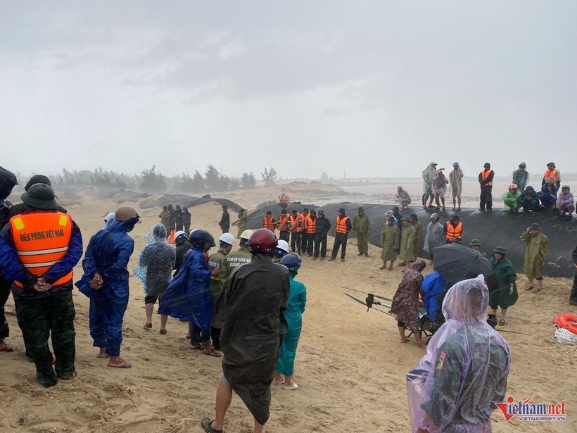 Lực lượng chức năng nỗ lực giải cứu ngư dân gặp nạn trên tàu. Ảnh: Vietnamnet.