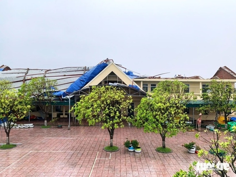 Khối nhà 2 tầng 8 phòng học tại Trường mầm non Thịnh Lộc tại Hà Tĩnh bị tốc mái hoàn toàn do bão