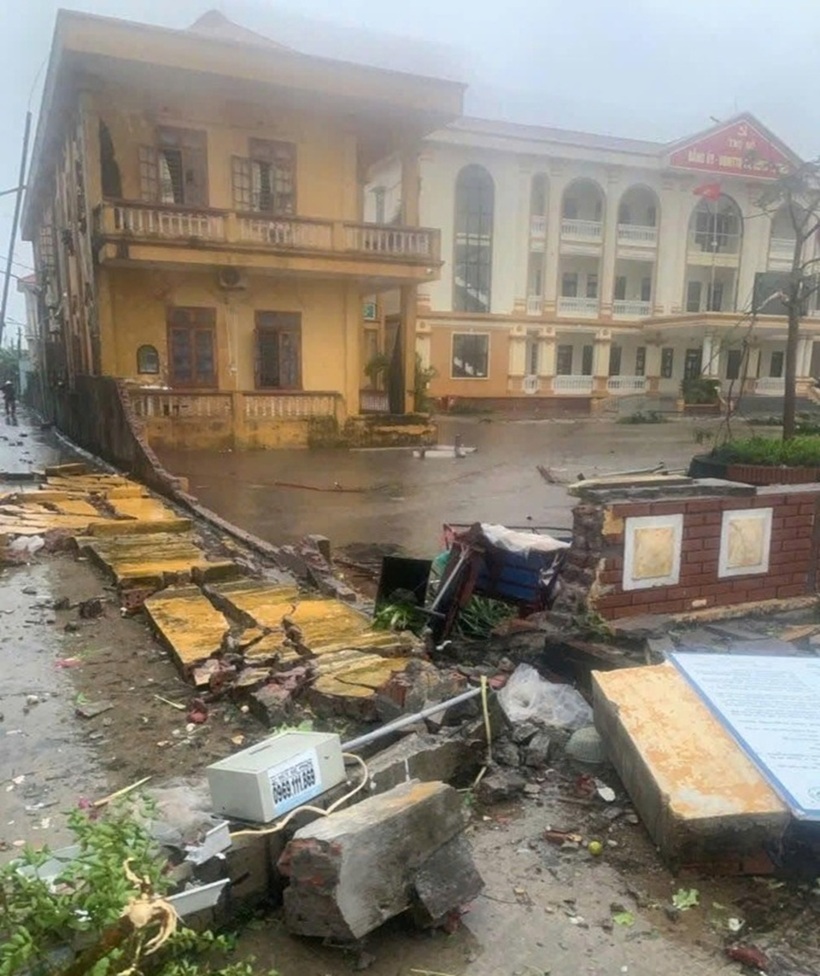 Cụ thể, lốc xoáy quét qua địa bàn các xã nêu trên, khiến 10 ngôi nhà đổ sập, 10 ngôi nhà bị tốc mái và nhiều tài sản khác của người dân bị hư hỏng.