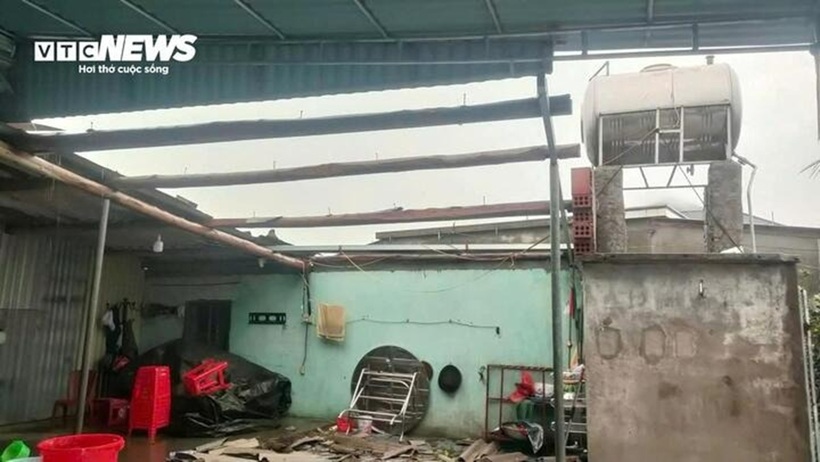 Một ngôi nhà ở Kỳ Khang (Hà Tĩnh) bị gió bão giật phăng mái.