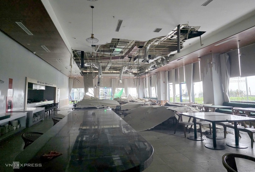 Gió giật làm sập một góc mái nhà ăn của bệnh viện tại phường Sông Trí, tỉnh Hà Tĩnh .