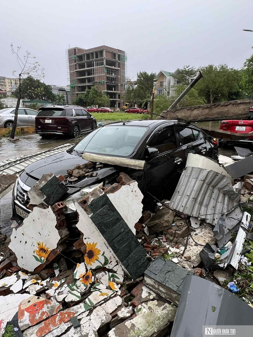 Sau khi bão Bualoi đổ bộ Nghệ An với sức gió mạnh, nhiều ô tô bị hư hỏng nặng do cây xanh gãy đổ, cửa kính vỡ, mái tôn rơi trúng… gây thiệt hại lớn về tài sản. Trong ảnh là một ô tô bị tường Trường Mầm non trên đường Hoàng Nghĩa Lương, phường Thành Vinh, Nghệ An đổ sập đè lên, khiến xe hư hỏng nặng.