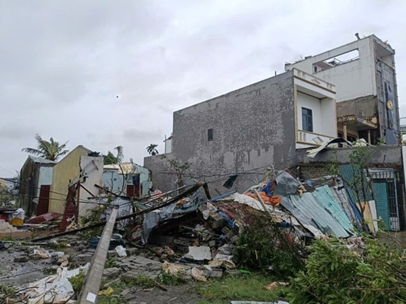 Tại Thanh Hóa, hàng trăm nhà dân ở thôn Hảo Nam, xã Hoằng Phú bị tốc mái, thiệt hại nặng do bão số 10.