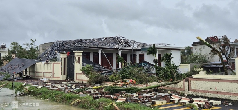 Ngôi biệt thự xây dựng kiên cố ở Thanh Hóa, bị bão vò nát phần mái và tường bao.