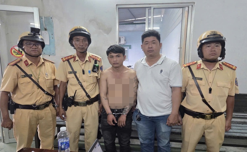 Đối tượng cùng phương tiện được bàn giao cho Công an tỉnh Lâm Đồng. (Ảnh: CSGT)