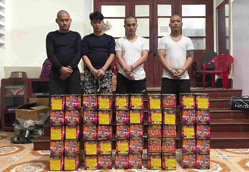 4 đối tượng cùng hơn 100kg tang vật pháo nổ. Ảnh: Công an Cao Bằng
