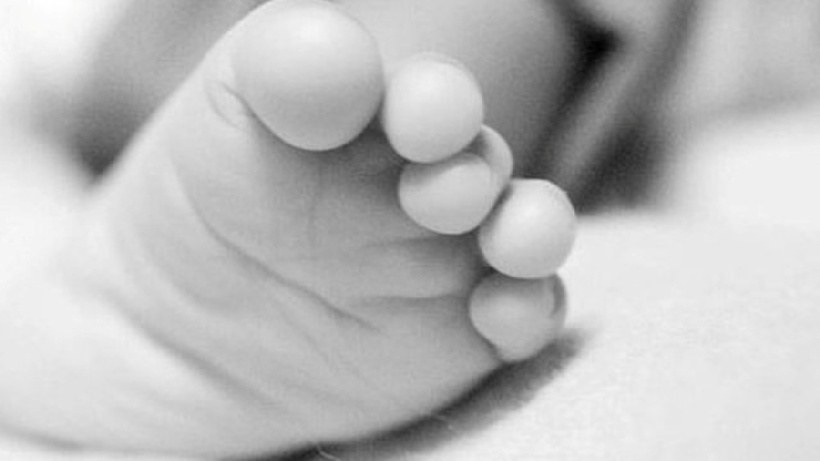 Bé gái 4 tuổi rơi lầu 5 tử vong nghi do "mộng du". Ảnh minh họa.