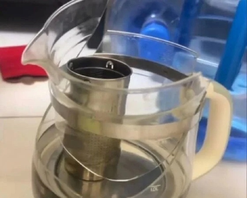 Bình đun nước thủy tinh phát nổ tại nhà. Ảnh: QQ.