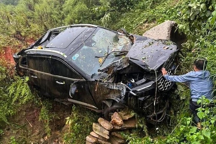 Chiếc xe bị biến dạng nặng sau khi rơi xuống vực. (Ảnh: VOV)
