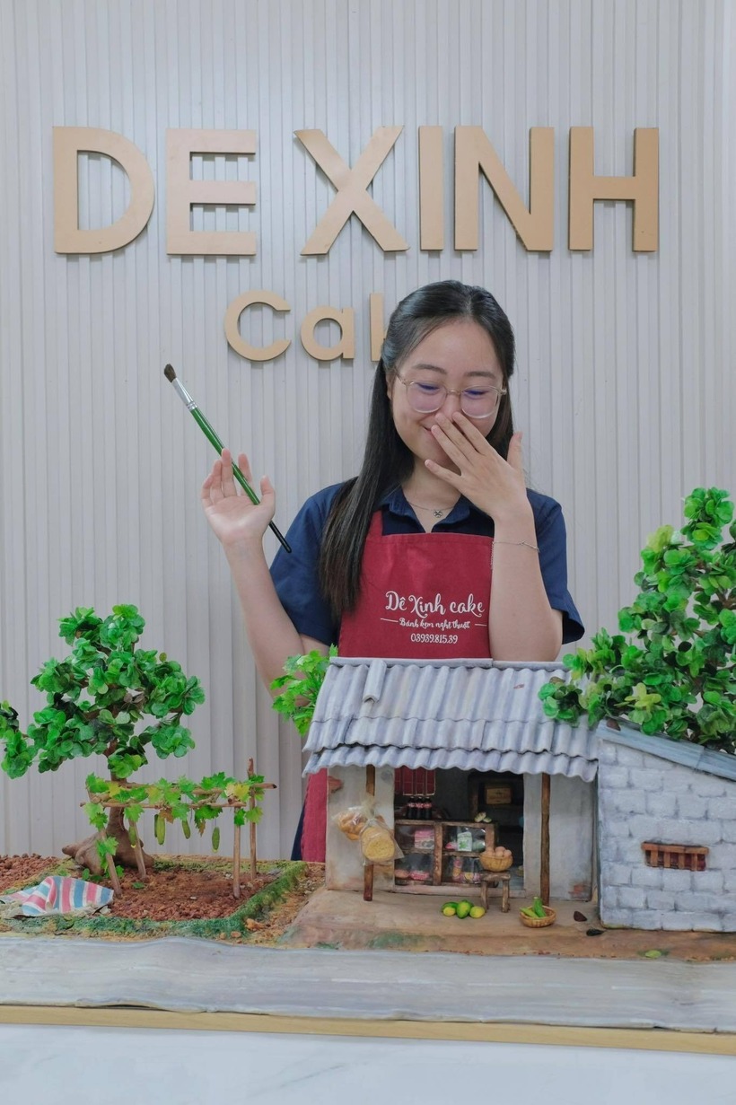 Qua bàn tay tài hoa và tâm huyết của cô gái Tuyên Quang, chiếc bánh trung thu nhân đậu xanh đã trở thành một "vé trở về tuổi thơ". Ảnh: VTC News.