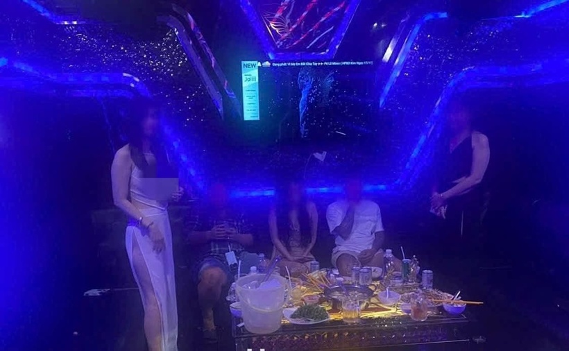 Tổ công tác kiểm tra tại cơ sở kinh doanh karaoke 99 phát hiện các nữ nhân viên mang mặc đồ nhạy cảm. (Ảnh: CA).