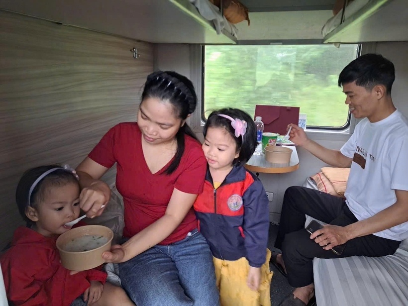 Đường sắt phục vụ hơn 1.500 xuất ăn sáng miễn phí cho hành khách bị ảnh hưởng bão