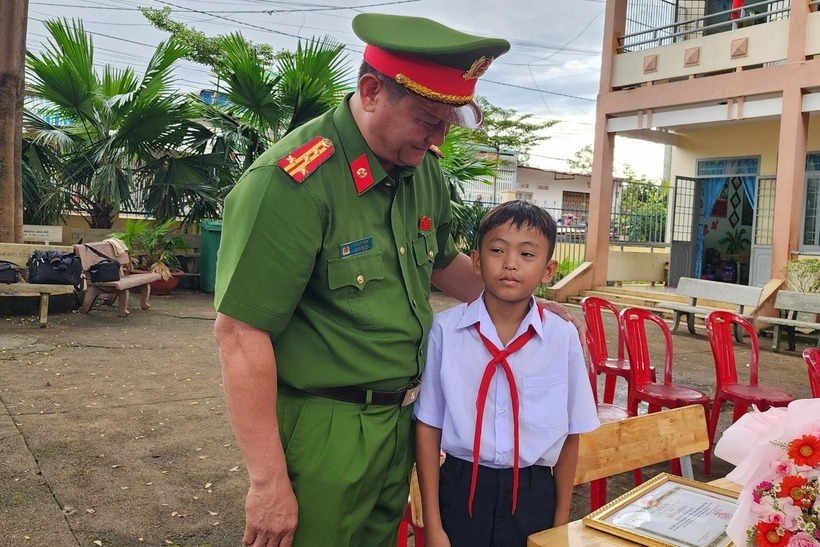 Em Thạch Chí Khang trước đó đã được ngành giáo dục tỉnh tuyên dương, khen thưởng. Ảnh: Dân trí