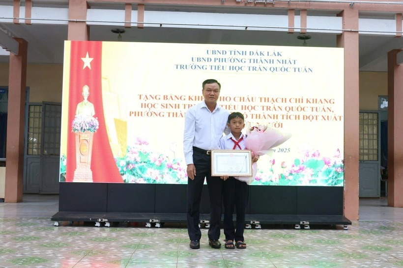 Ông Đào Mỹ, Phó Chủ tịch UBND tỉnh Đắk Lắk, trao tặng bằng khen cho em Thạch Chí Khang. Ảnh: Dân trí