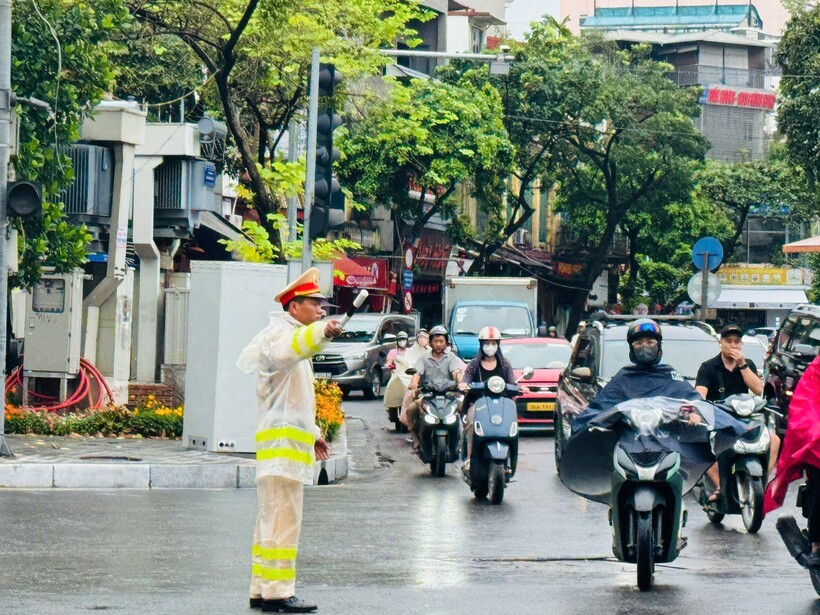 Do ảnh hưởng của bão số 10, TP Hà Nội sẽ có mưa to đến rất to kèm giông.