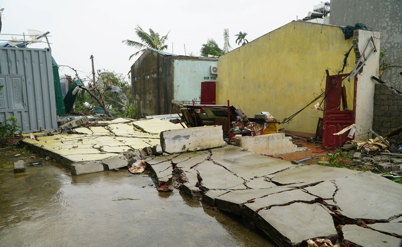 Mảng tường lớn kiên cố của nhà dân ở xã Hoằng Phú bị xô đổ, vỡ nát. (Ảnh: Dân trí)