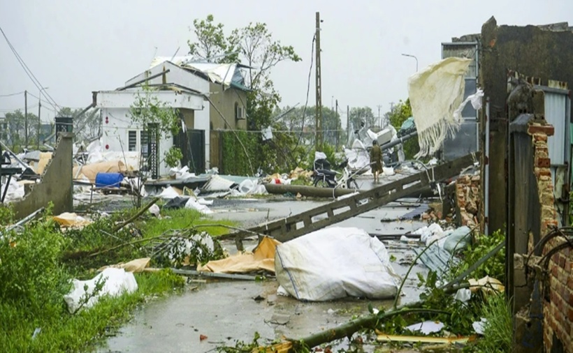 Sức gió mạnh đã khiến cây cối gãy đổ hàng loạt, nhiều cột điện bị quật ngã. (Ảnh: Báo Thanh Hóa)