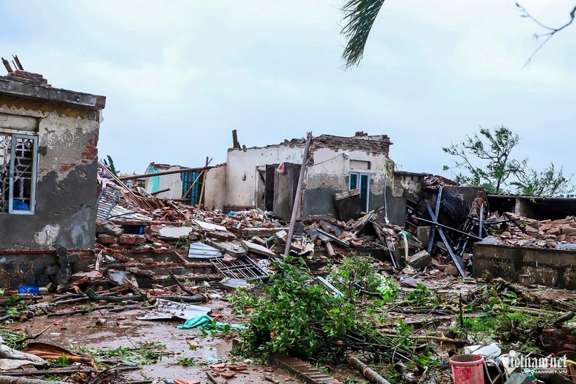 Hiện trường tan hoang sau khi lốc xoáy. Ảnh: Vietnamnet