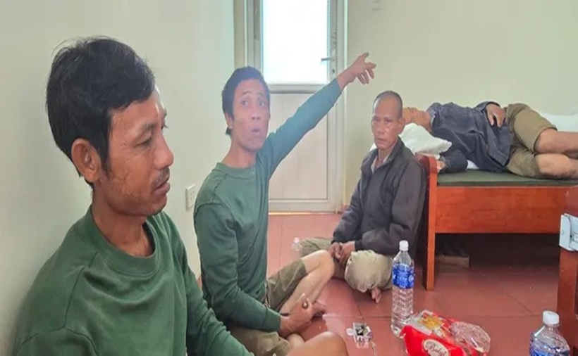 4 ngư dân được đưa về chăm sóc tại Hải đội 2 Bộ đội biên phòng Quảng Trị. (Ảnh: SGGP)