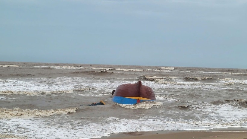 Tàu BV 92756 TS trôi dạt vào bờ, bị sóng đánh lật úp. (Ảnh: VOV)