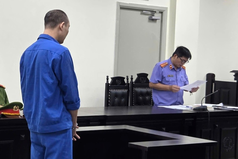 Bị cáo nghe đại diện viện kiểm sát công bố cáo trạng truy tố mình. Ảnh: Dân Việt