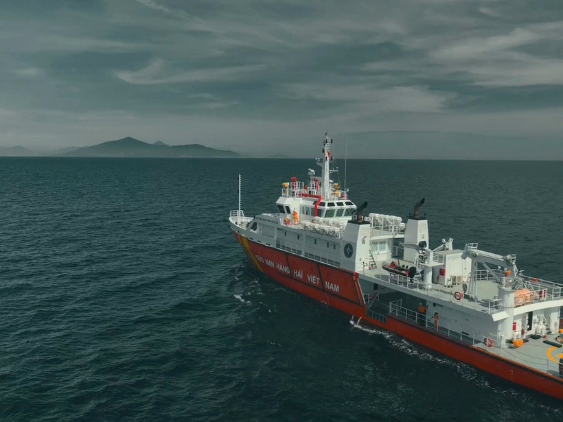 Tàu SAR 631 khẩn trương hành trình đến hiện trường để triển khai tìm kiếm