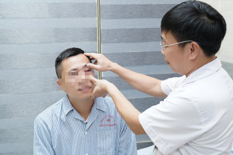 Bác sĩ thăm khám cho bệnh nhân. Ảnh: VietNamNet.