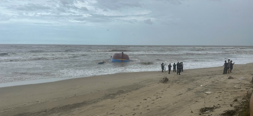 Lực lượng địa phương tiến hành trục vớt xác tàu đắm để tìm kiếm nạn nhân mất tích