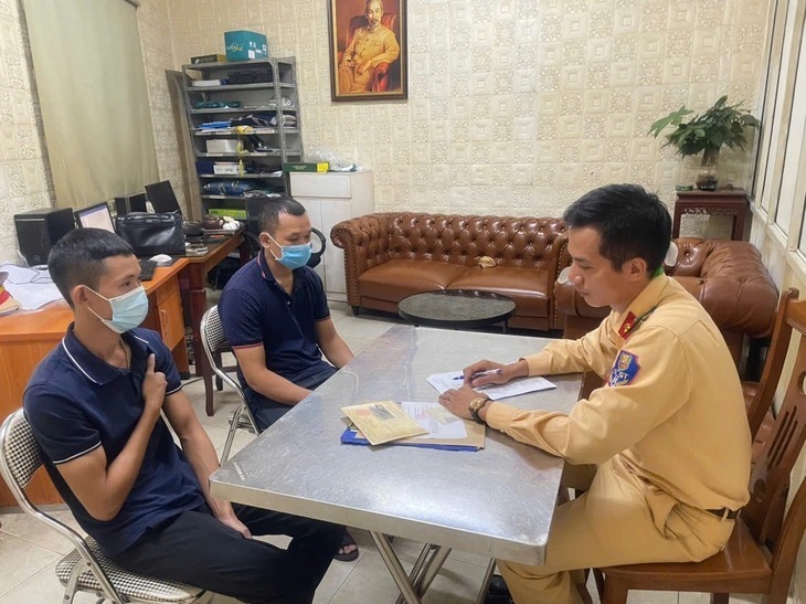 Hai tài xế làm việc với cảnh sát. Ảnh: Tuổi Trẻ