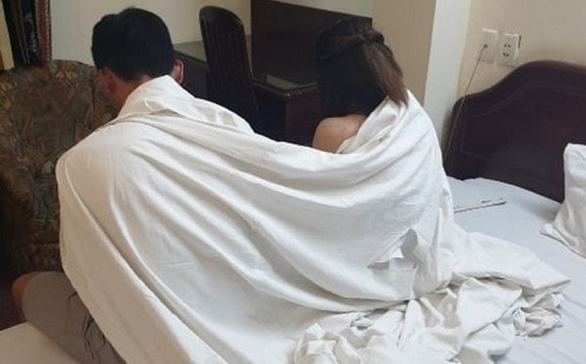 Đôi nam nữ bị bắt quả tang bán dâm. Ảnh minh họa