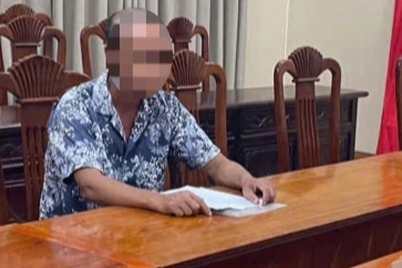 Ông D. tại cơ quan công an. Ảnh: Dân Trí