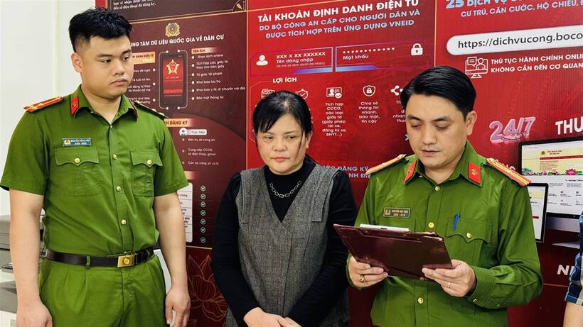 Công an thi hành quyết định khởi tố bị can và lệnh bắt bị can để tạm giam đối với đối tượng Lê Thị Vân. (Ảnh: Công an tỉnh Lào Cai)