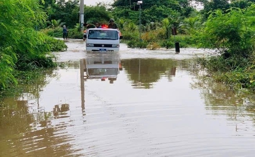 Do ảnh hưởng của hoàn lưu bão số 10 nên đập tràn suối thị 2 bị ngập sâu. (Ảnh: Công lý)