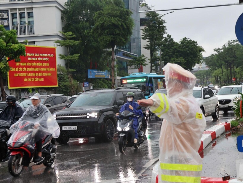 CSGT điều tiết các dòng phương tiện lưu thông ổn định tại nút giao Ô chợ dừa.