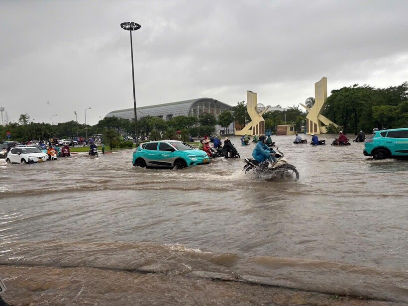 Khu vực Mỹ Đình ngập sâu.