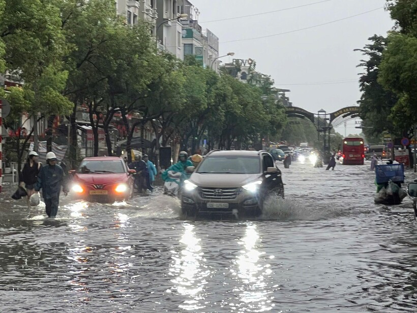 Dự báo trong hôm nay, các khu vực trên địa bàn thành phố sẽ tiếp tục có mưa vừa, mưa to, có nơi mưa rất to và dông.