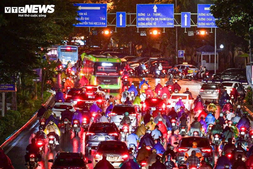 Hà Nội ngập "chưa từng thấy", giao thông hỗn loạn "không lối thoát", người dân chật vật tìm đường về nhà - 18