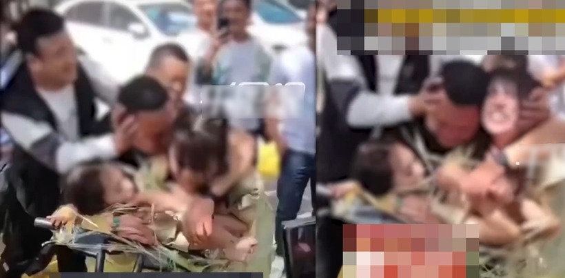 Cảnh tượng hai phù dâu bị trói vào xe đạp bằng băng dính và bị trêu đùa, sàm sỡ. Ảnh: Sohu