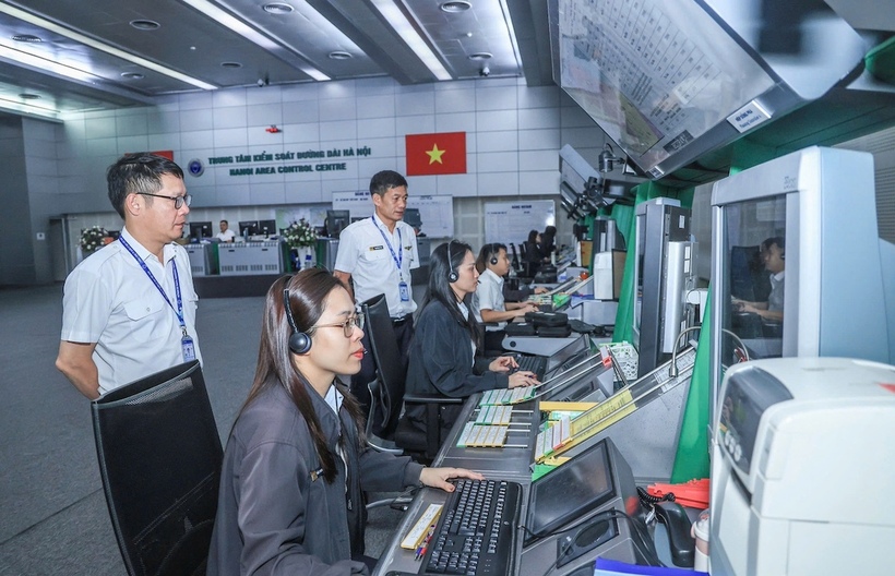Lãnh đạo Trung tâm Kiểm soát đường dài Hà Nội tham gia chỉ đạo Kíp trực điều hành bay trước diễn biến thời tiếp phức tạp ngày 30/9