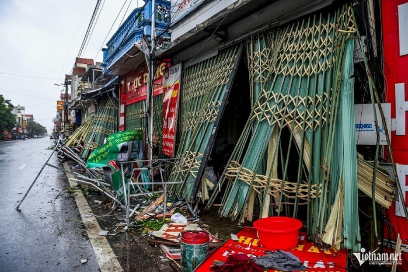Toàn bộ cửa bị giật bung. Ảnh: Vietnamnet