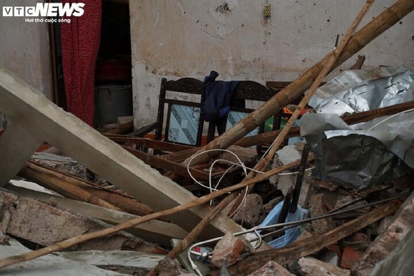 Trong nhà đồ đạc tan hoang. Ảnh: VTC News